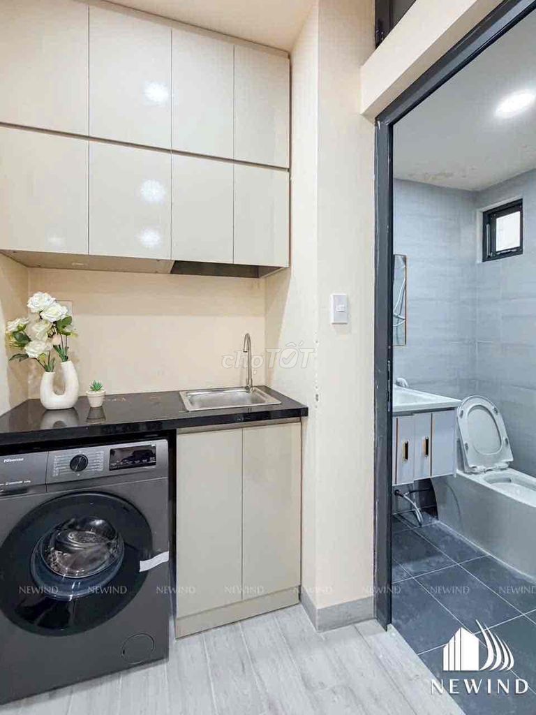 The apartment is located in 1243 yards of salary near the school's winner.