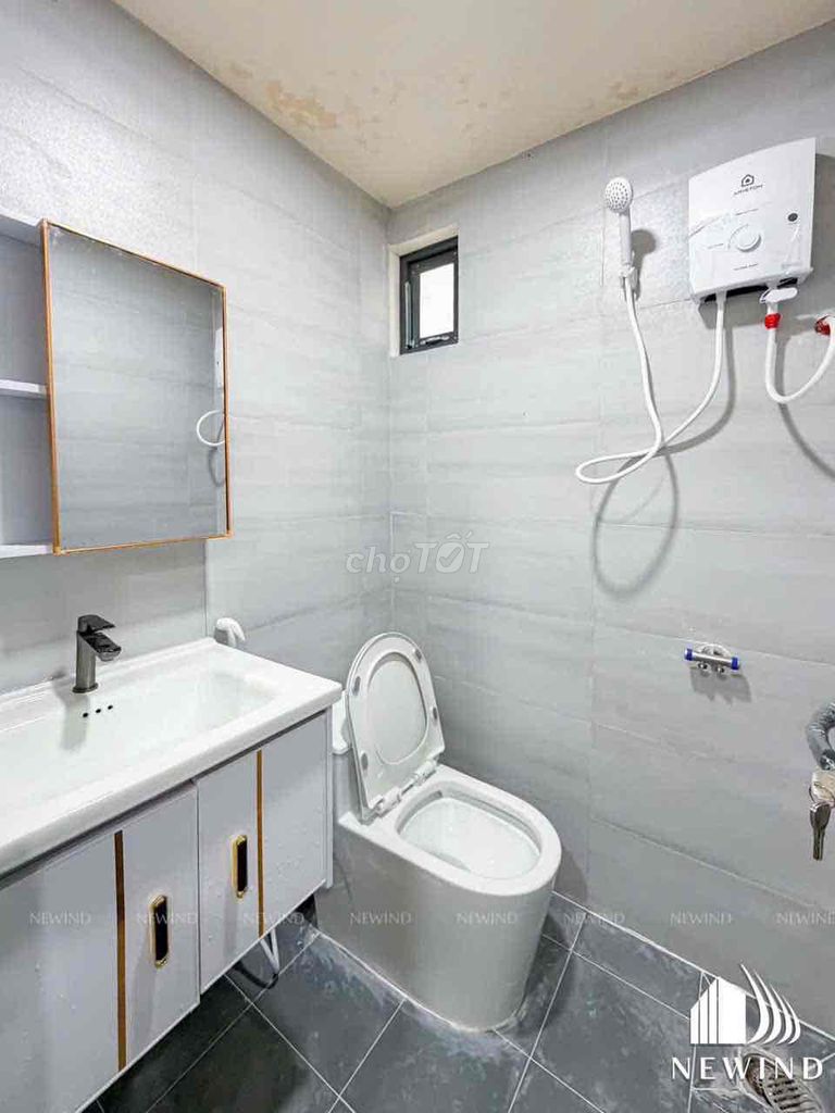 The apartment is located in 1243 yards of salary near the school's winner.
