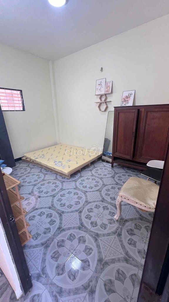 10-to-1-almost-in-the-art Tân Bình-seven-to-teak hotel room.
