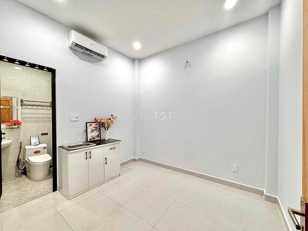 The room's cheap, room's clean. The mall is walking around.