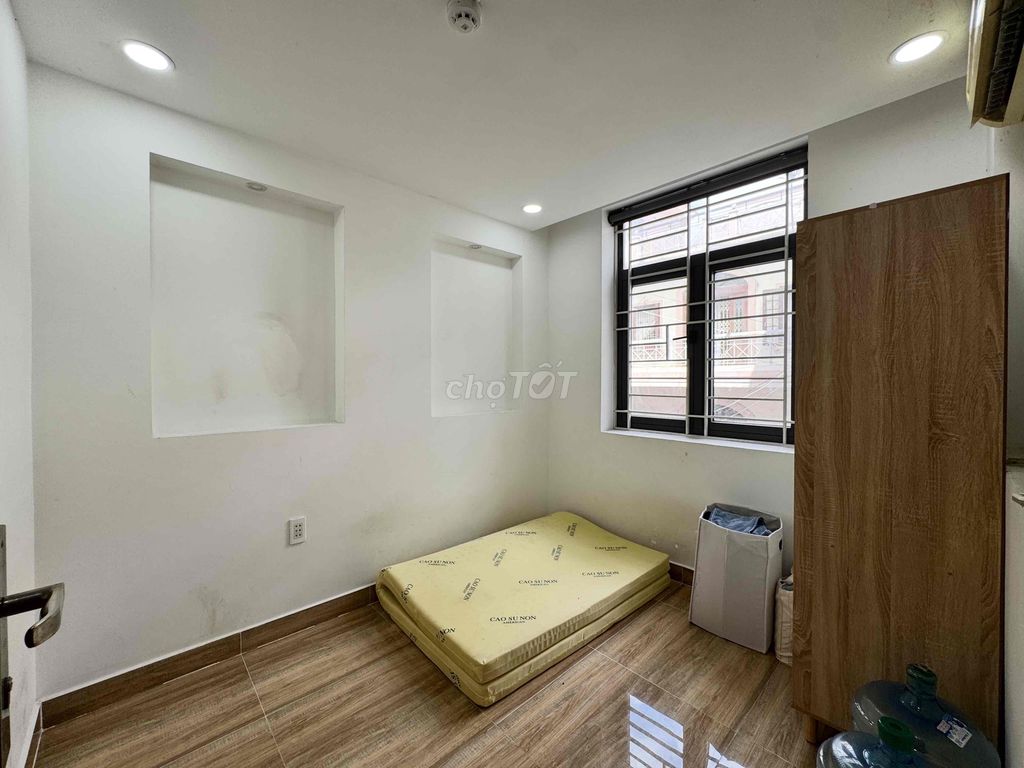 The owner of the large window room is renting full of furniture, the price of negotiation!