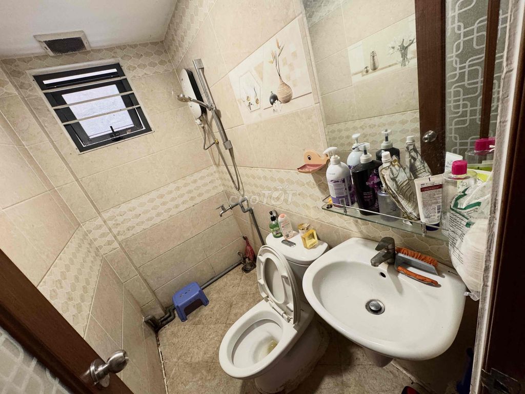 The owner of the large window room is renting full of furniture, the price of negotiation!