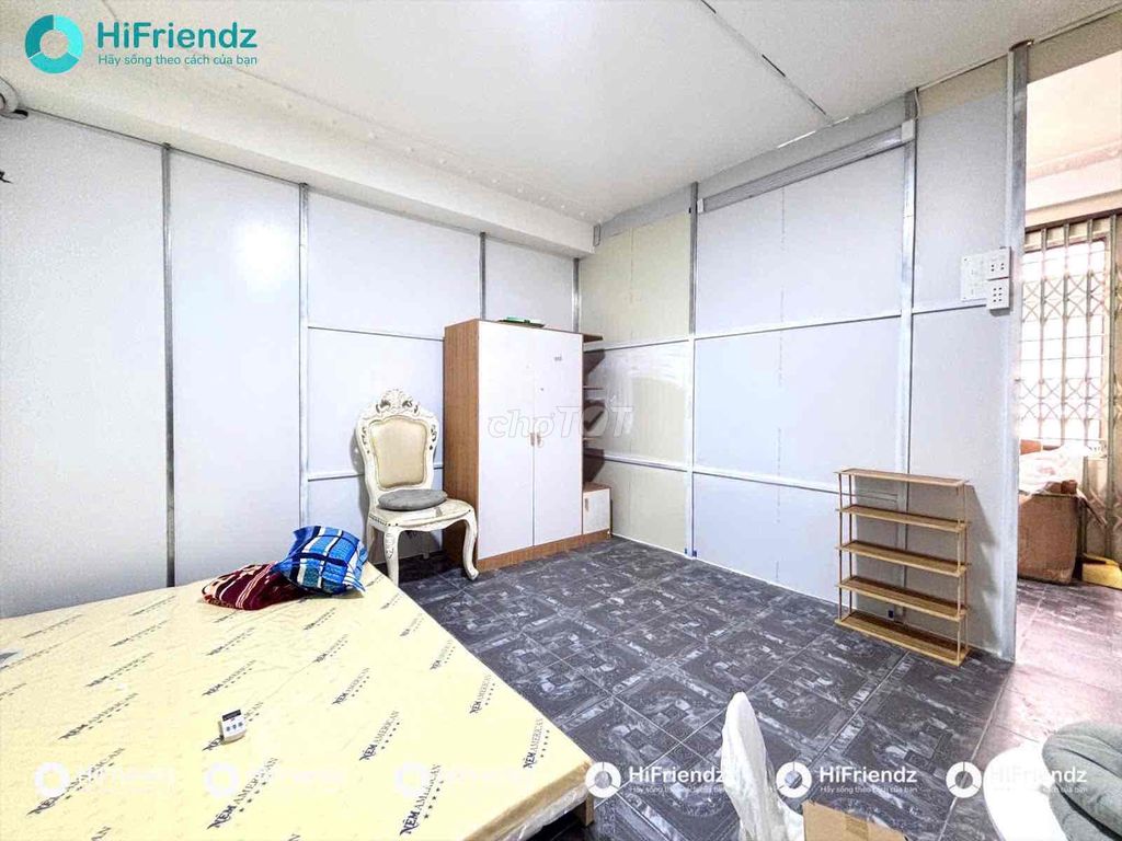 A cheap-full new Tân Bình-size hotel.