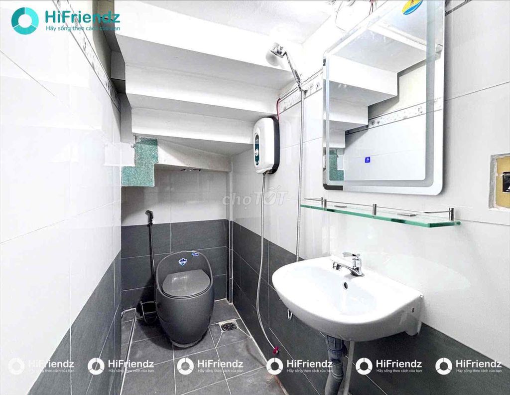 A cheap-full new Tân Bình-size hotel.