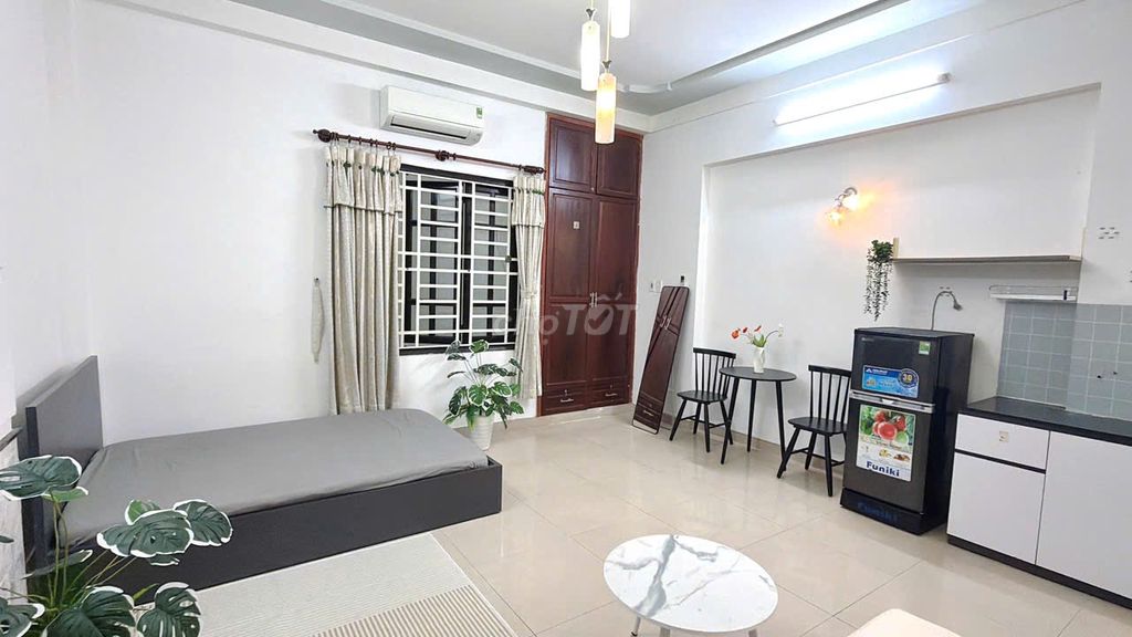Clean motel, open window, cheap Tân Bình airport.