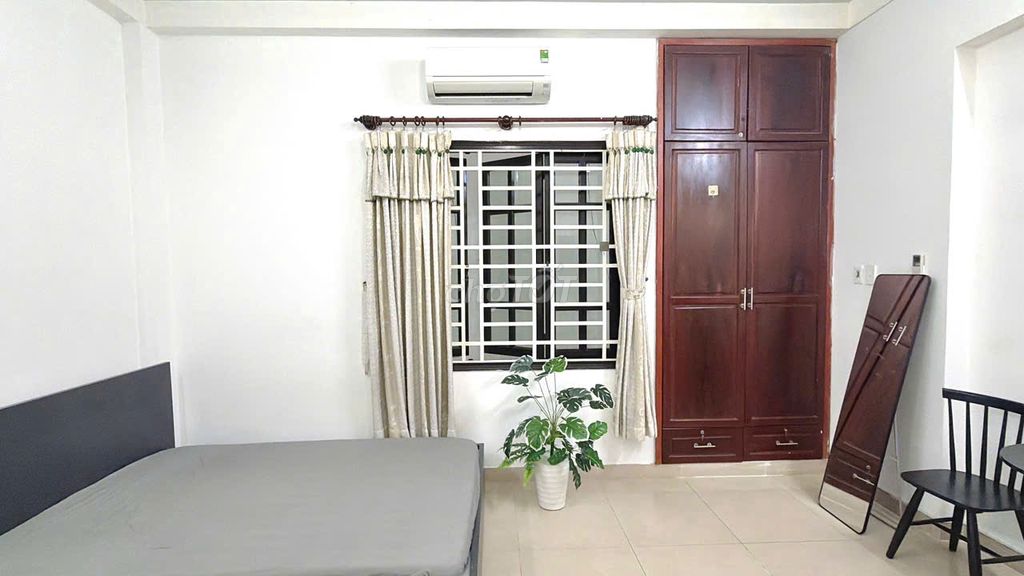Clean motel, open window, cheap Tân Bình airport.