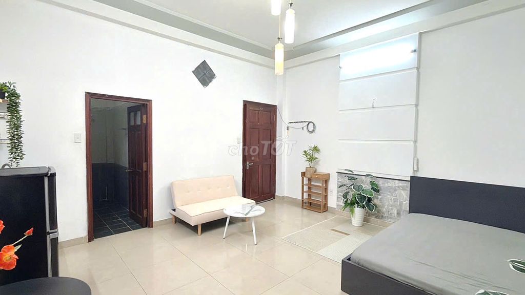 Clean motel, open window, cheap Tân Bình airport.