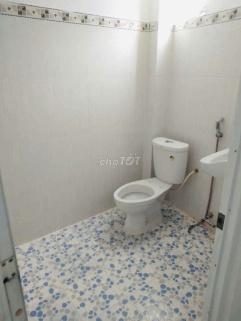 We'll rent a room with air conditioning. We'll share the bathroom. Two Bình Thạnh rooms.