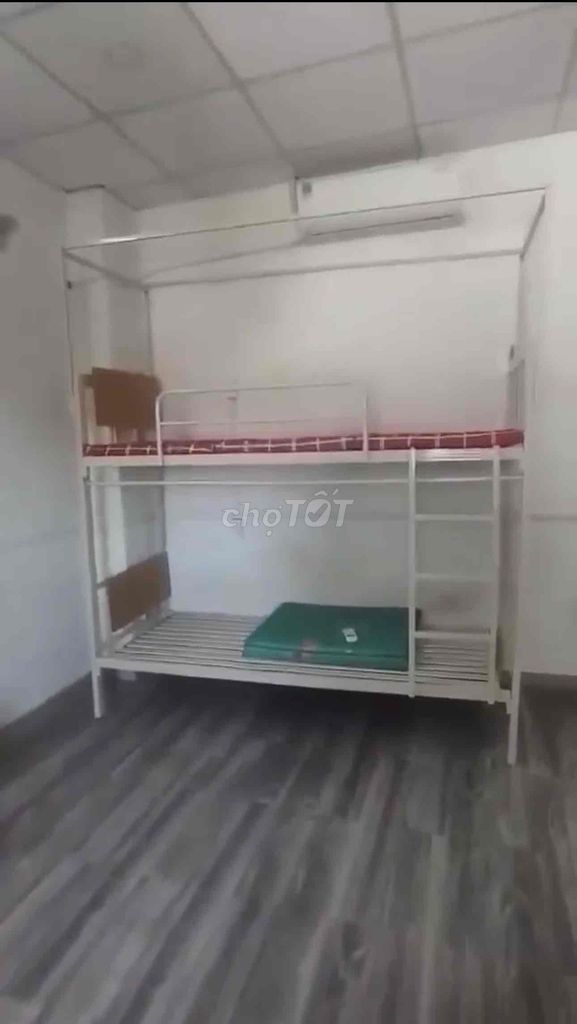 The two-room room is wide open, and the kitchen is at 4-6 comfortable, maybe more.