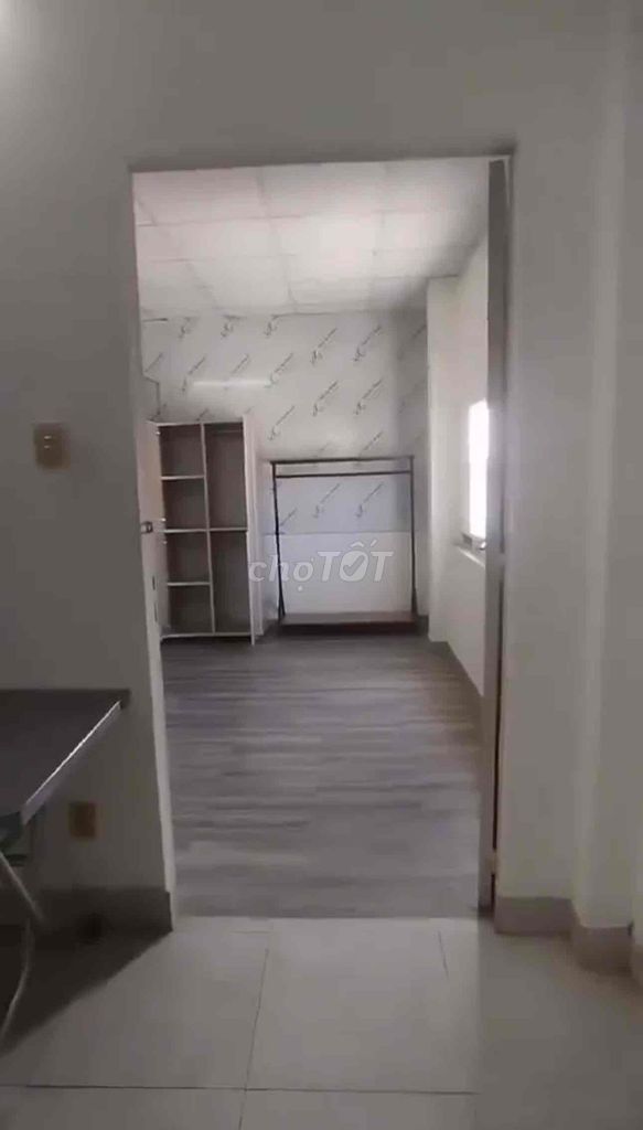 The two-room room is wide open, and the kitchen is at 4-6 comfortable, maybe more.