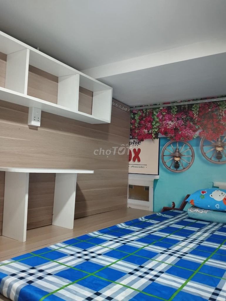 The sleepbox suite near the engineering professor's university, the bank. The price is 1 million and 5