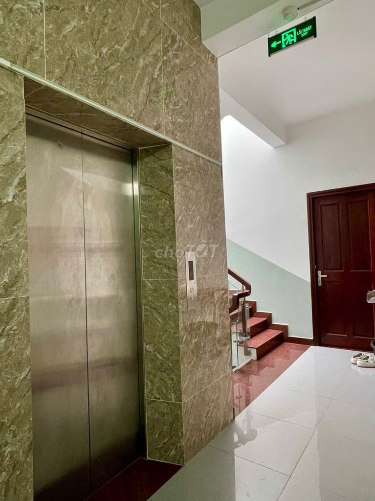 The sleepbox suite near the engineering professor's university, the bank. The price is 1 million and 5