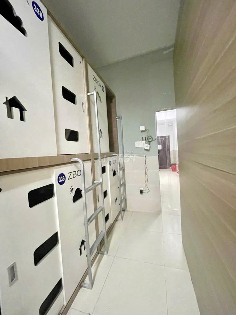 The sleepbox suite near the engineering professor's university, the bank. The price is 1 million and 5