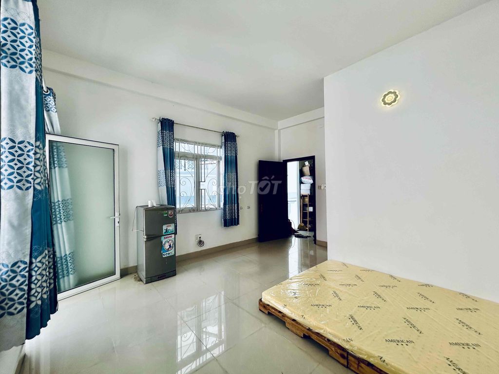 The real price, the Service Studio, the Good Book Door, right near the University of Hutech.