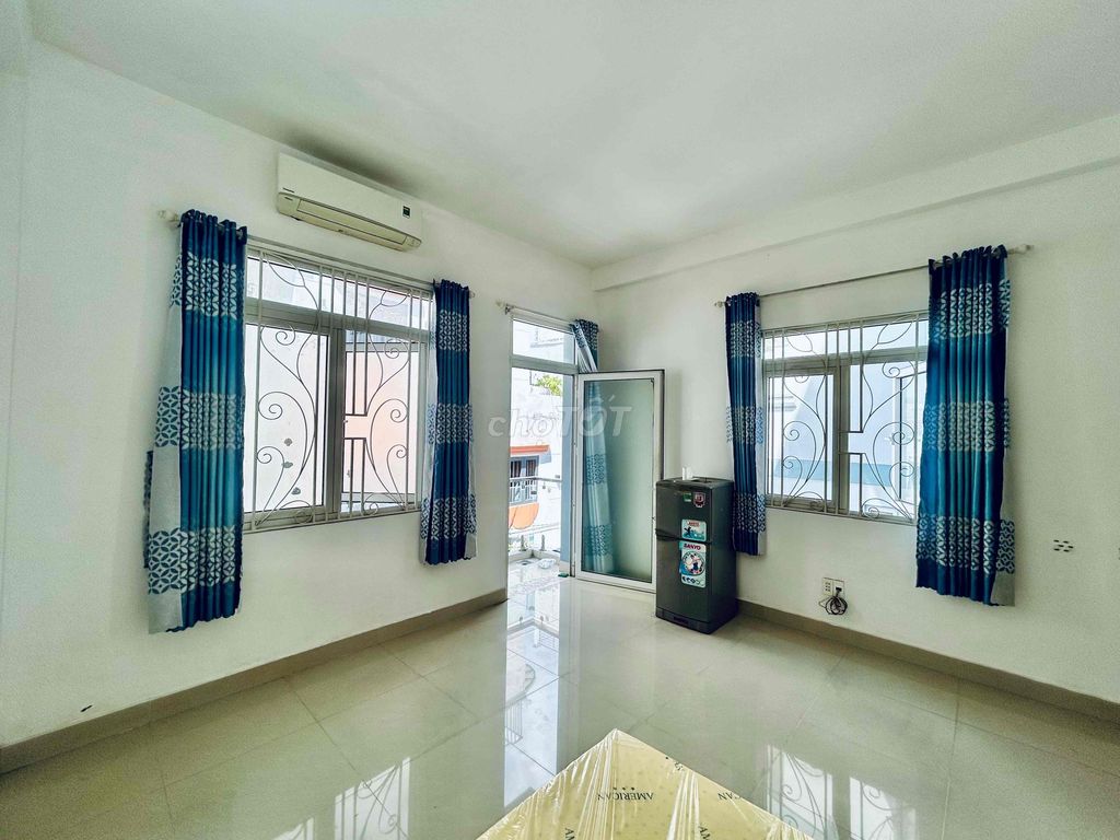 The real price, the Service Studio, the Good Book Door, right near the University of Hutech.