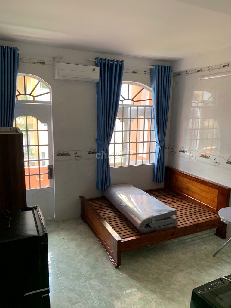 checked into the high-level hotel room - the student - workers