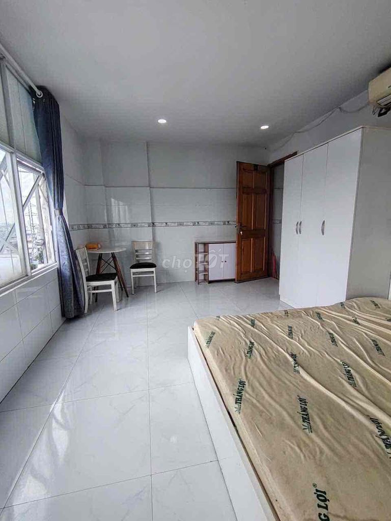 Large weather window studio - full furniture pre-colder right at Vườn Lài