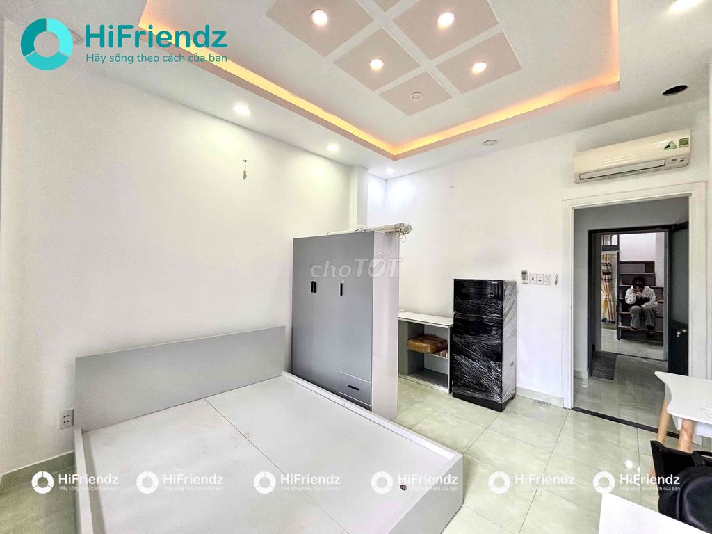 Open a new balcony studio full of cheap furniture.