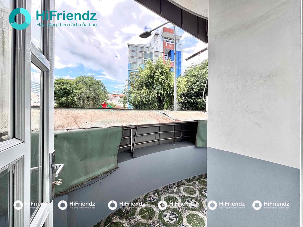 Open a new balcony studio full of cheap furniture.