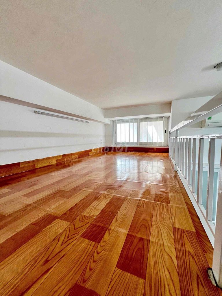 There's a cheap-priced hotel room where four people are close to the green line.