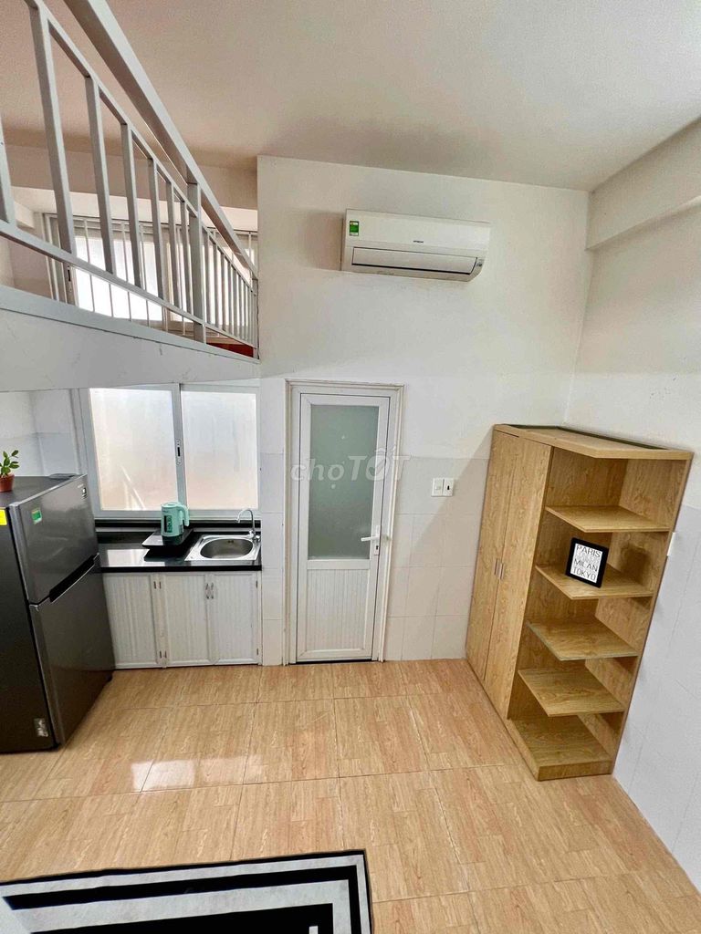 There's a cheap-priced hotel room where four people are close to the green line.