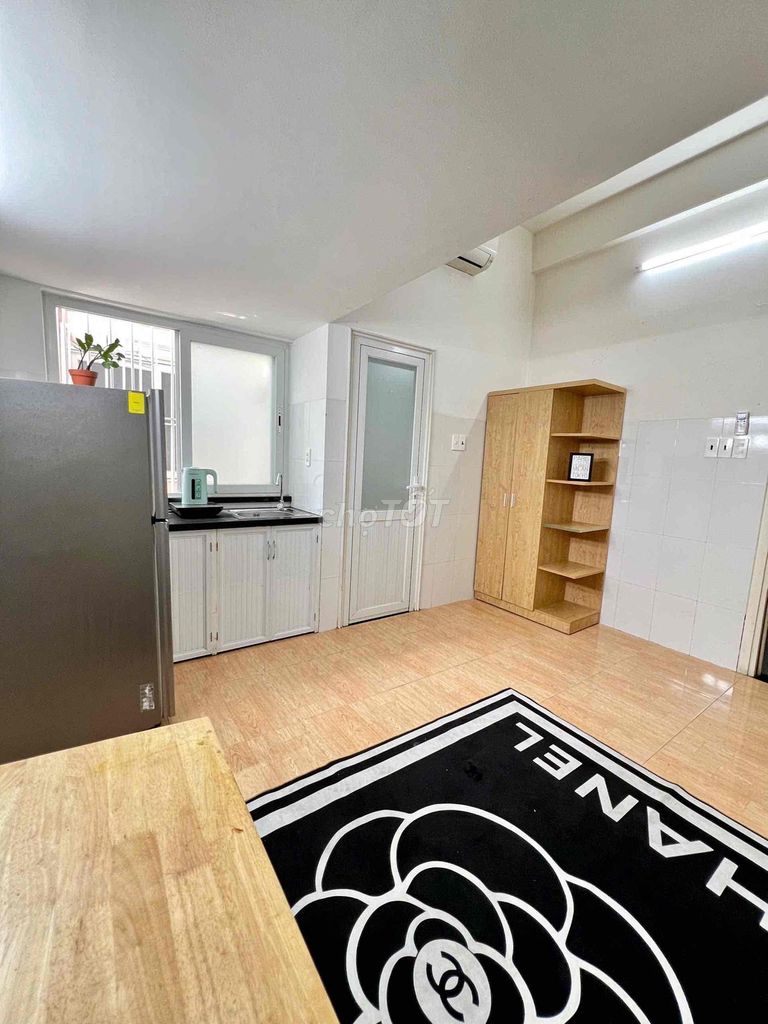There's a cheap-priced hotel room where four people are close to the green line.