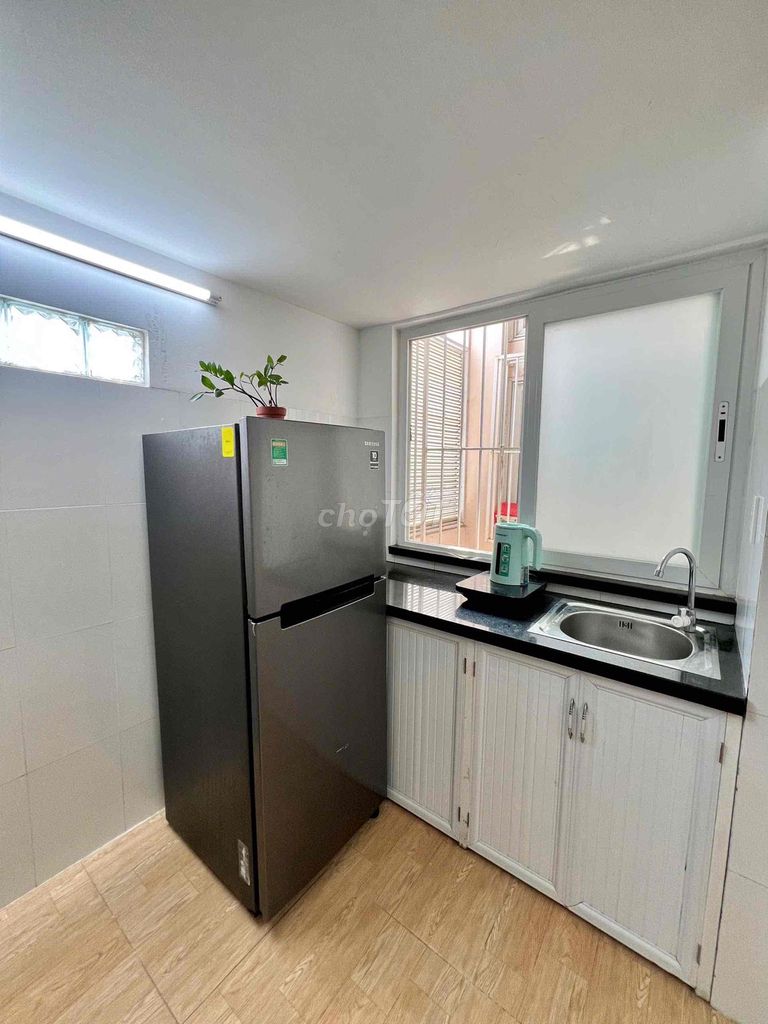 There's a cheap-priced hotel room where four people are close to the green line.