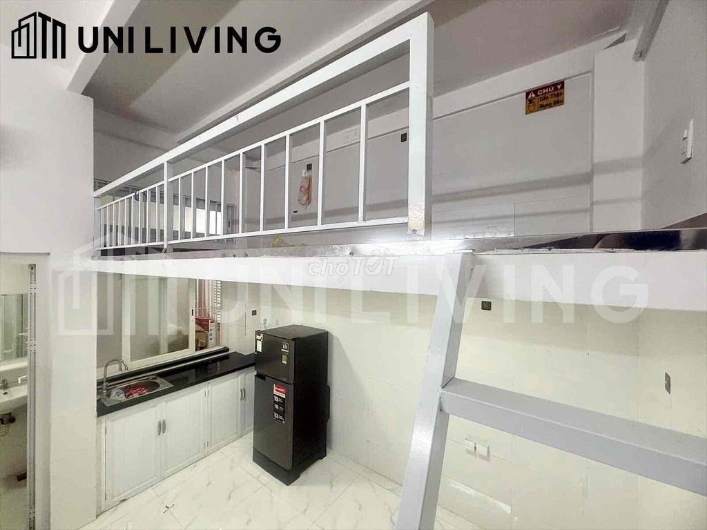 There's a cheap-priced hotel room where four people are close to the green line.