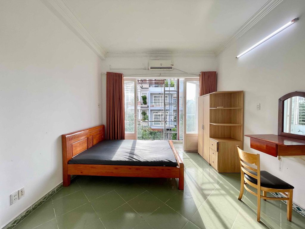 Rent the balcony near the flower park