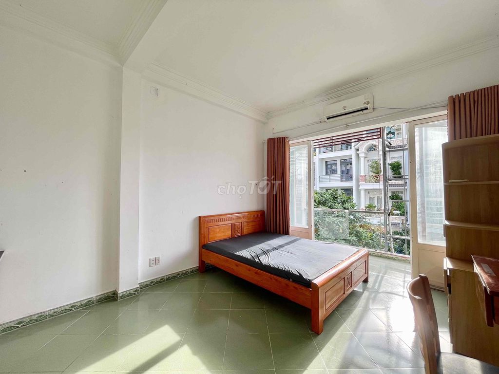 Rent the balcony near the flower park