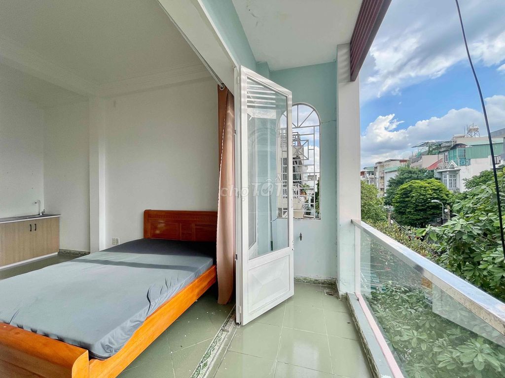 Rent the balcony near the flower park