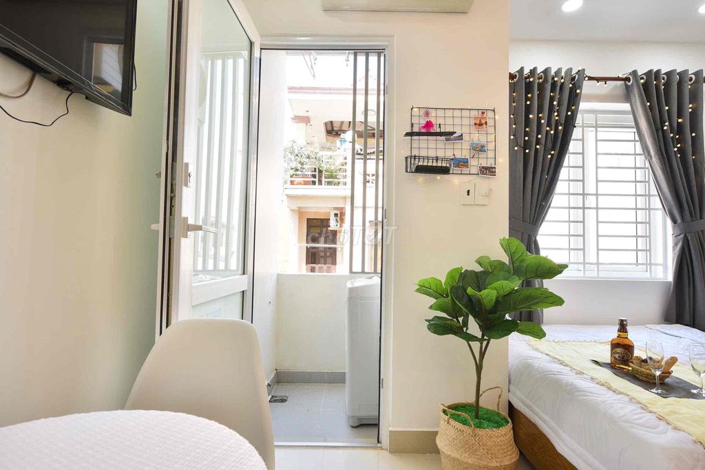 Room at Trần Hưng Đạo District 1 near the Cinétoll Bridge, Wu Wujie
