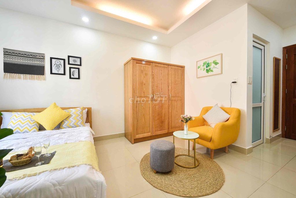 Room at Trần Hưng Đạo District 1 near the Cinétoll Bridge, Wu Wujie