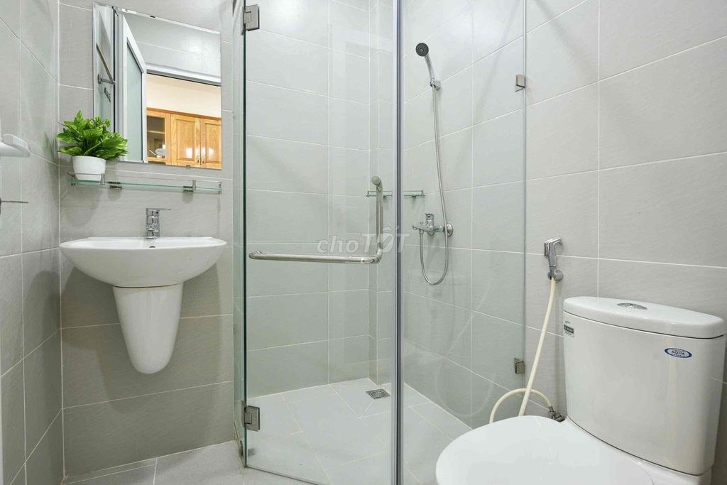 Room at Trần Hưng Đạo District 1 near the Cinétoll Bridge, Wu Wujie