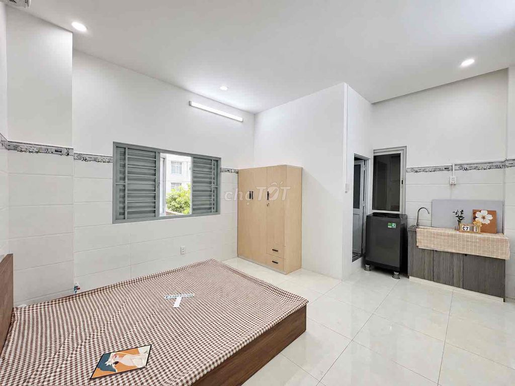 The studio for renting has a close-to-size sky window, the base for sale.