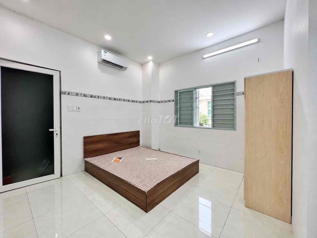The studio for renting has a close-to-size sky window, the base for sale.
