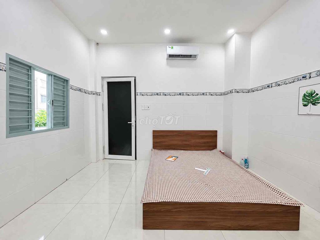 The studio for renting has a close-to-size sky window, the base for sale.