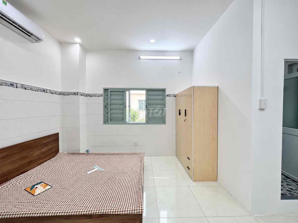 The studio for renting has a close-to-size sky window, the base for sale.