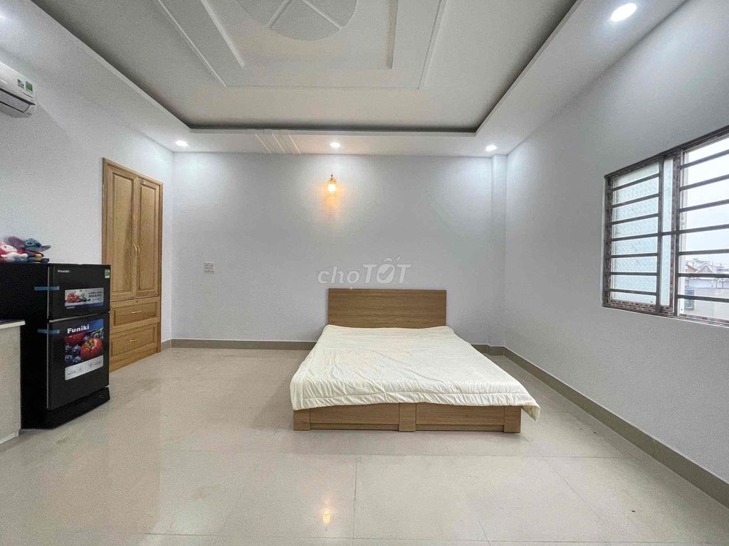 We'll rent a room 30 meters wide, that's cheap.