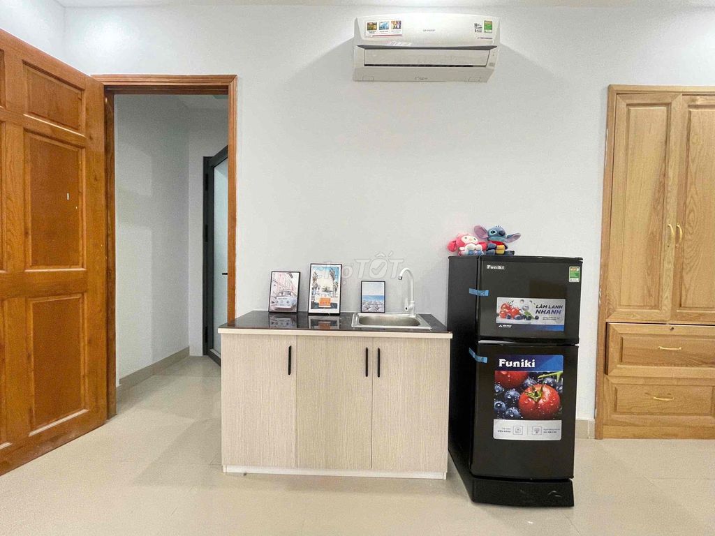 We'll rent a room 30 meters wide, that's cheap.