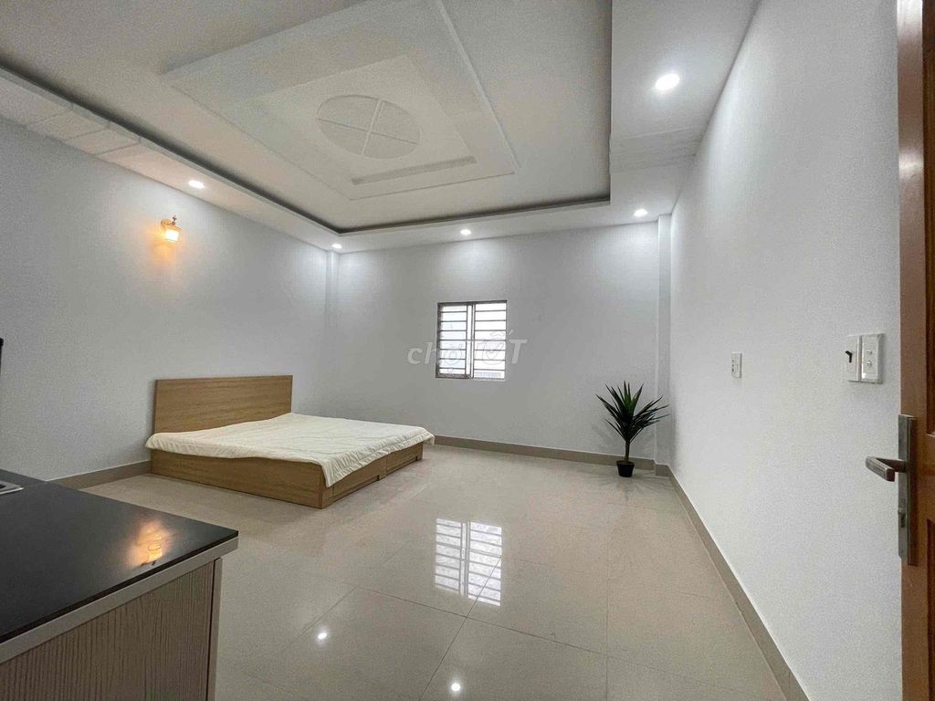 We'll rent a room 30 meters wide, that's cheap.