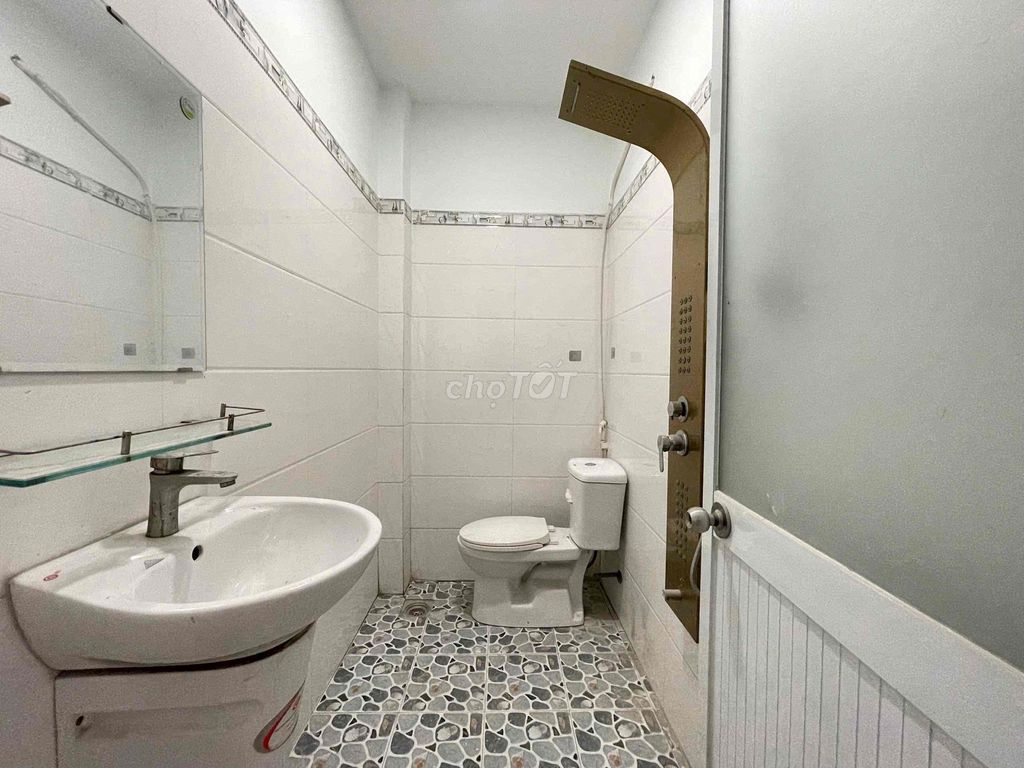 We'll rent a room 30 meters wide, that's cheap.