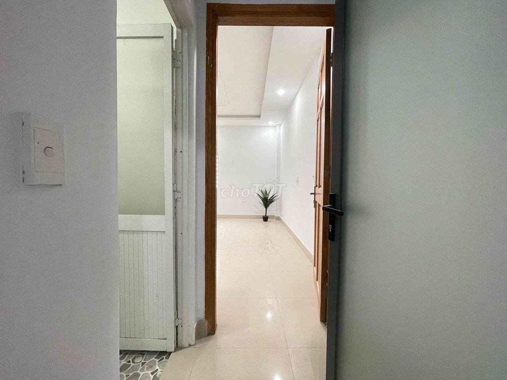 We'll rent a room 30 meters wide, that's cheap.