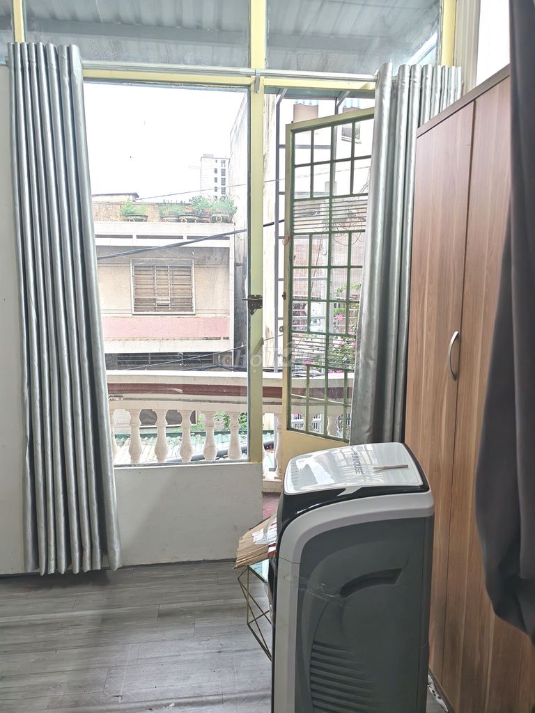 Rent a kitchen bedroom with main guard, balcony, freedom.