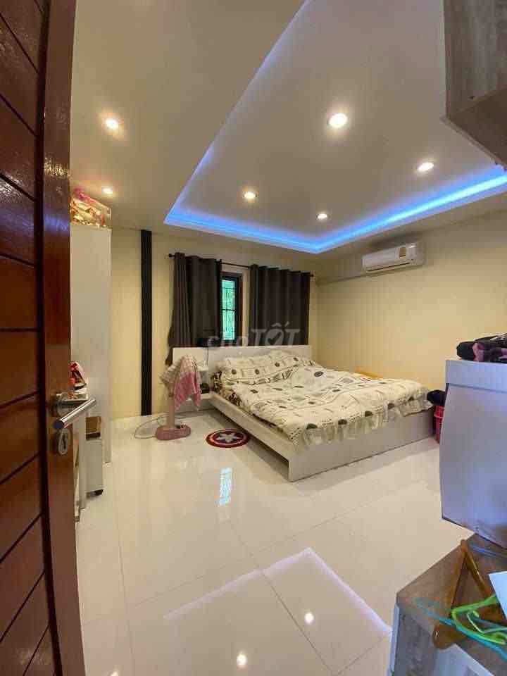 A full interior kitchen cup 350 lire long
