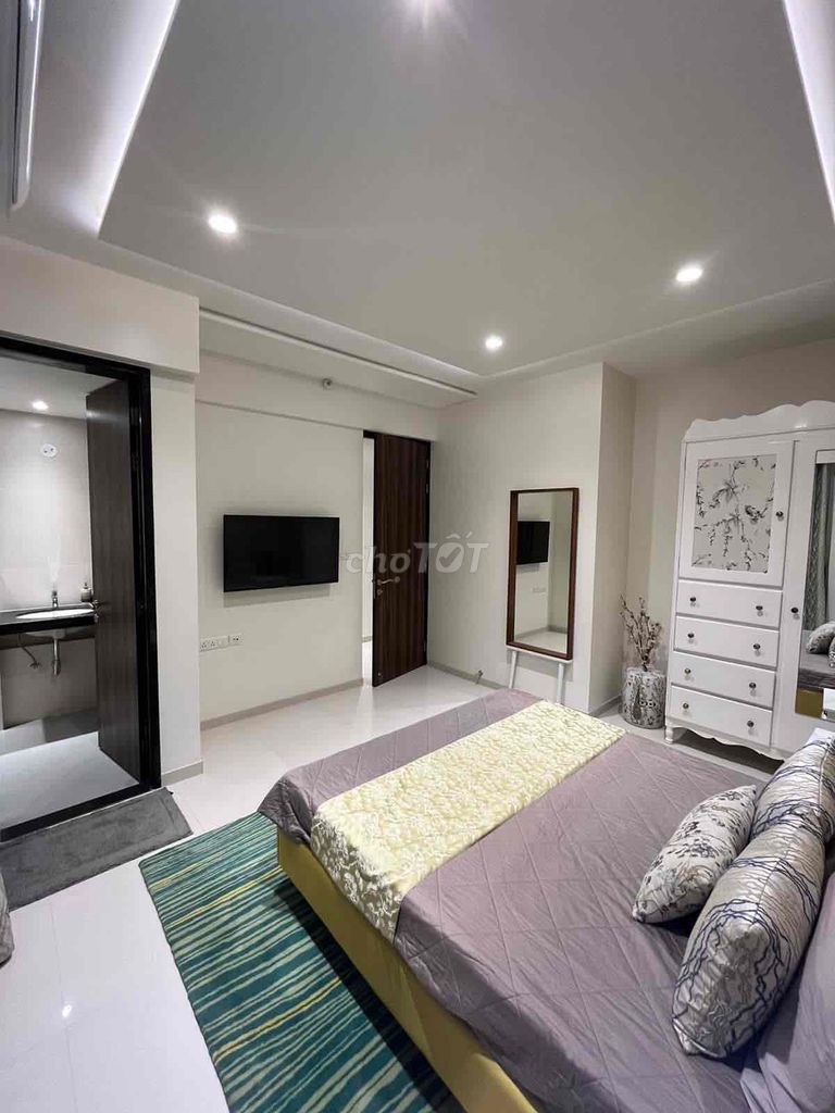A full interior kitchen cup 350 lire long