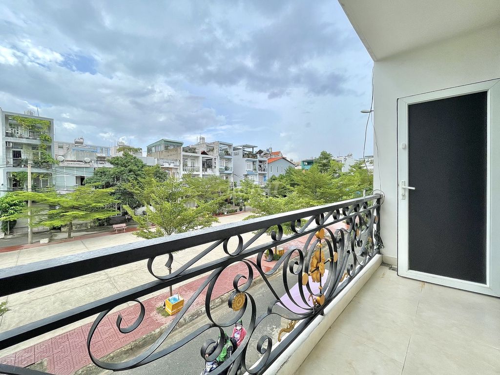 Rent a balcony near the University of Lilongm.