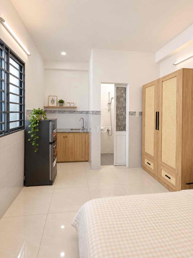 Rent a full interior room near a 11th district shower. Charitable literature.
