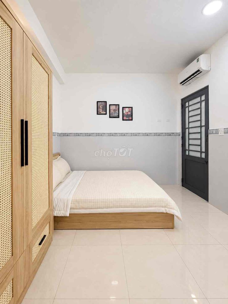 Rent a full interior room near a 11th district shower. Charitable literature.