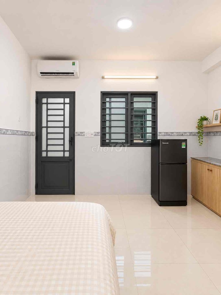 Rent a full interior room near a 11th district shower. Charitable literature.